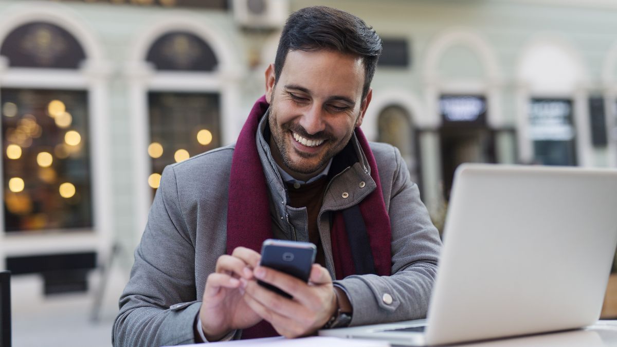 Gestor acompanhando as vendas do inverno e sorrindo por aumentar o faturamento com essas dicas