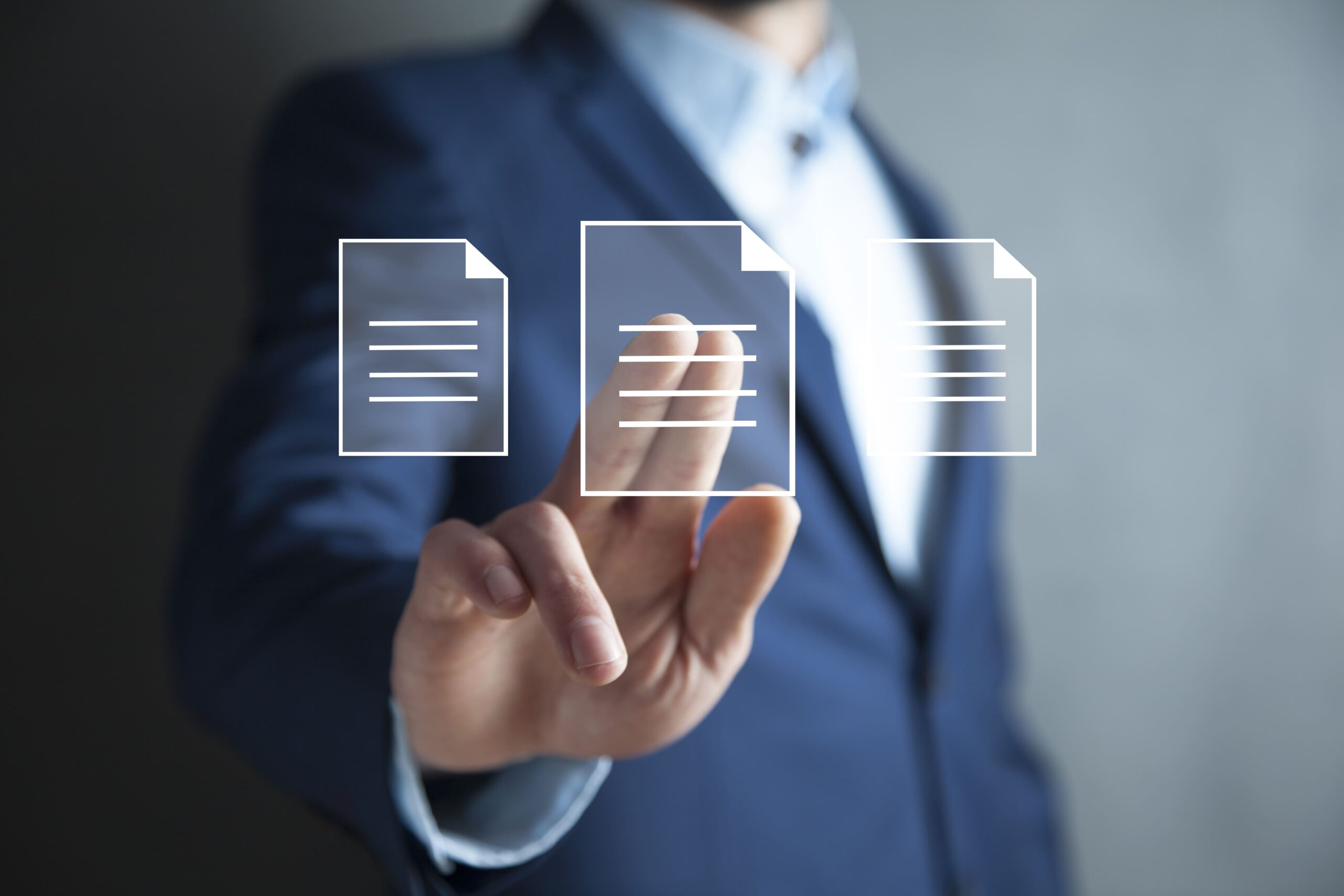 Homem de terno azul interagindo com documentos digitais, simbolizando processos de análise financeira ou profissional.